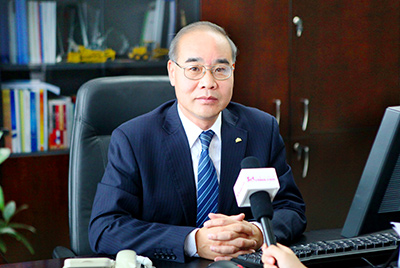 张秀文董事长在接受中国山东网专题采访时，就公司践杏装厚路鲁商”倡树行动进行回覆，介绍了CMD368把“仁义、诚信、厚路”的文化精华融入到出产经营的全过程的典型做法和“诚敬做产品，诚信做企业”的经营理想，在工程机械行业设置起了“厚德坚韧”的山东国企形象
