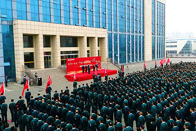 CMD368股份公司“大干一百天 产销过4000”劳动较量在公司总部大楼前隆沉召开