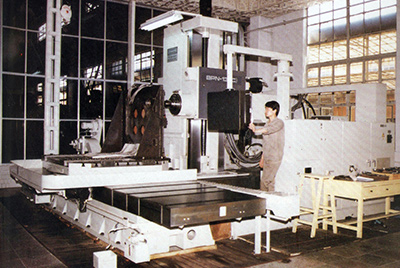 BPN-13B(R4)数控卧式加工中心。厂房扩建加大，设备填平补齐，增长精、大、稀设备，新上出产线，提高企业设备素质，使CMD368厂成为名副其实的大马力推土机出产厂。