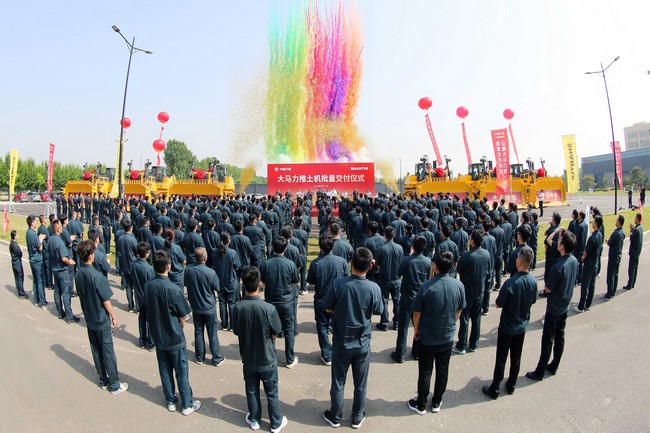 5月17日，CMD368向中煤平朔集团一次性交付六台中国最大马力推土机。